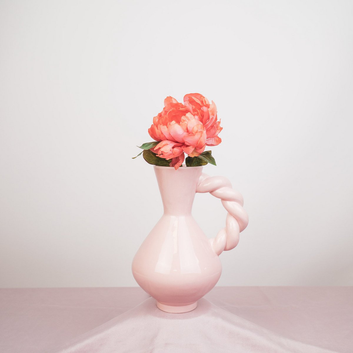 Vase - Krug mit verdrehtem Griff - Dolomit - Pink - 17,5 x 13,5x22cm