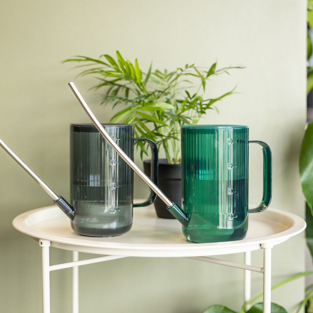 Gerippte Gießkanne – 22 cm – Kunststoff mit Edelstahlauslauf – Grau – Grün – Braun