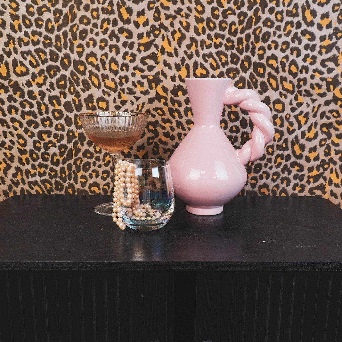 Vase - Krug mit verdrehtem Griff - Dolomit - Pink - 17,5 x 13,5x22cm