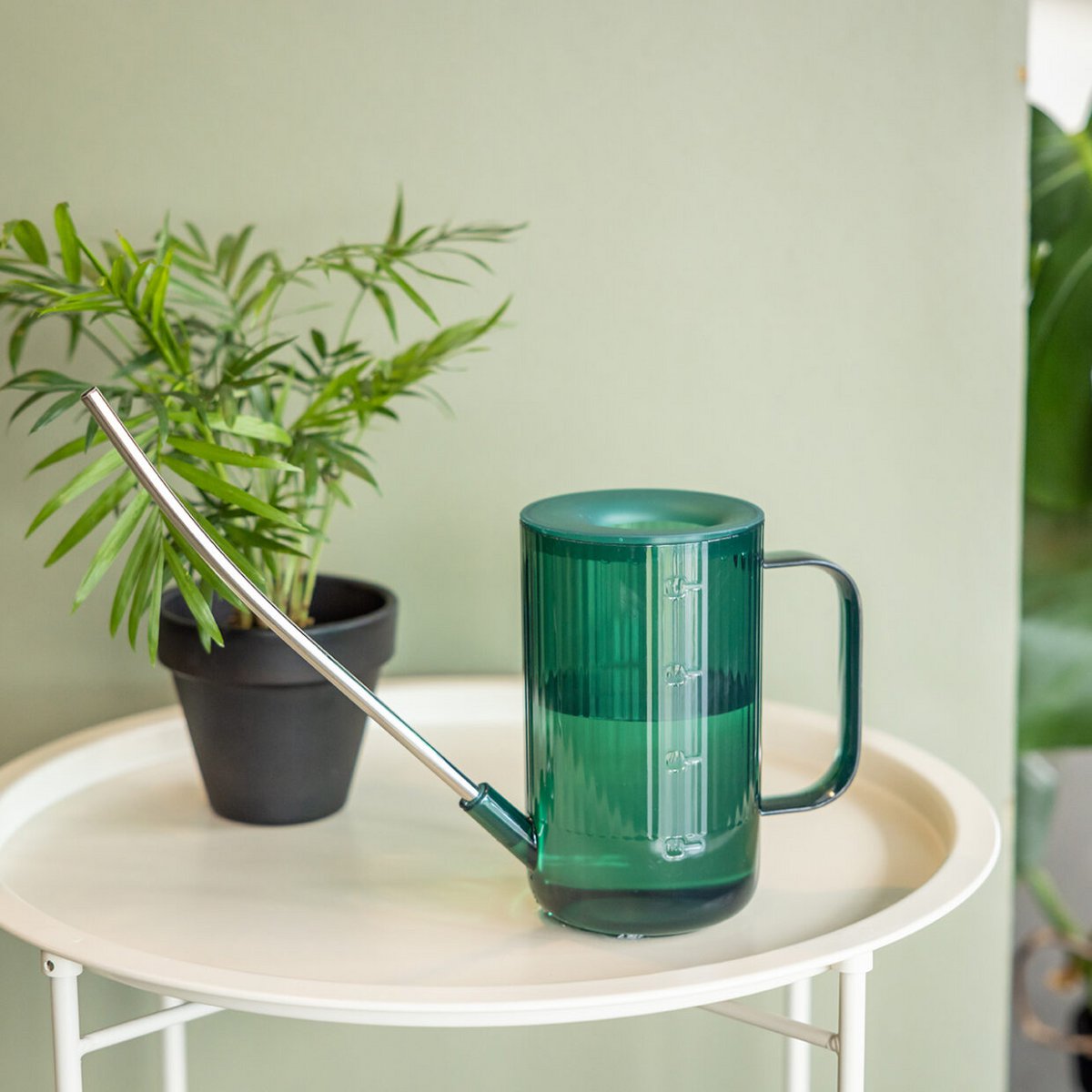 Gerippte Gießkanne – 22 cm – Kunststoff mit Edelstahlauslauf – Grau – Grün – Braun