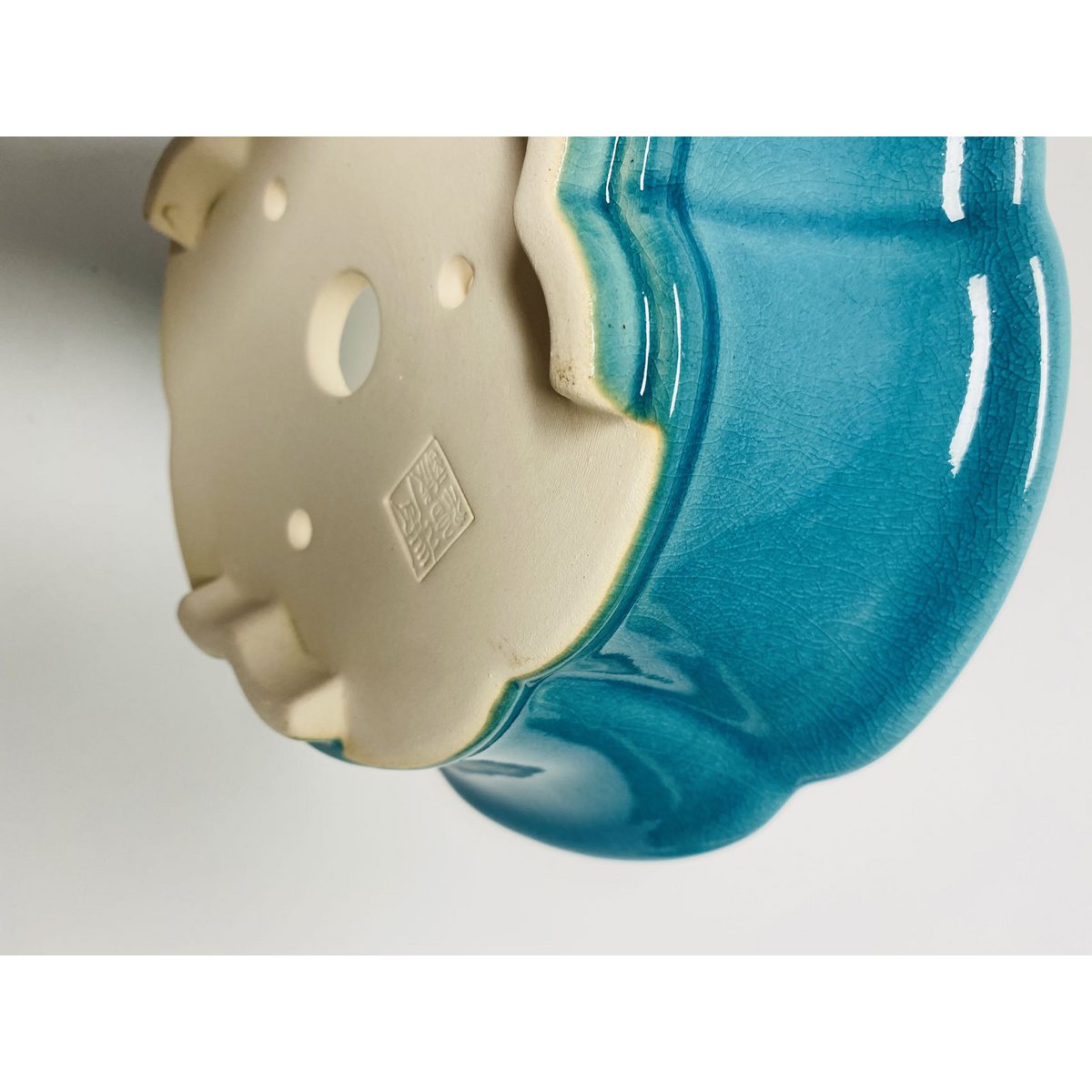 20 cm hochwertige glasierte Bonsaischale mit Blumenmuster. 20 cm hochwertige glasierte Bonsaischale mit Blumenmuster. Größe: L x 20 cm x 20 cm x 10 cm