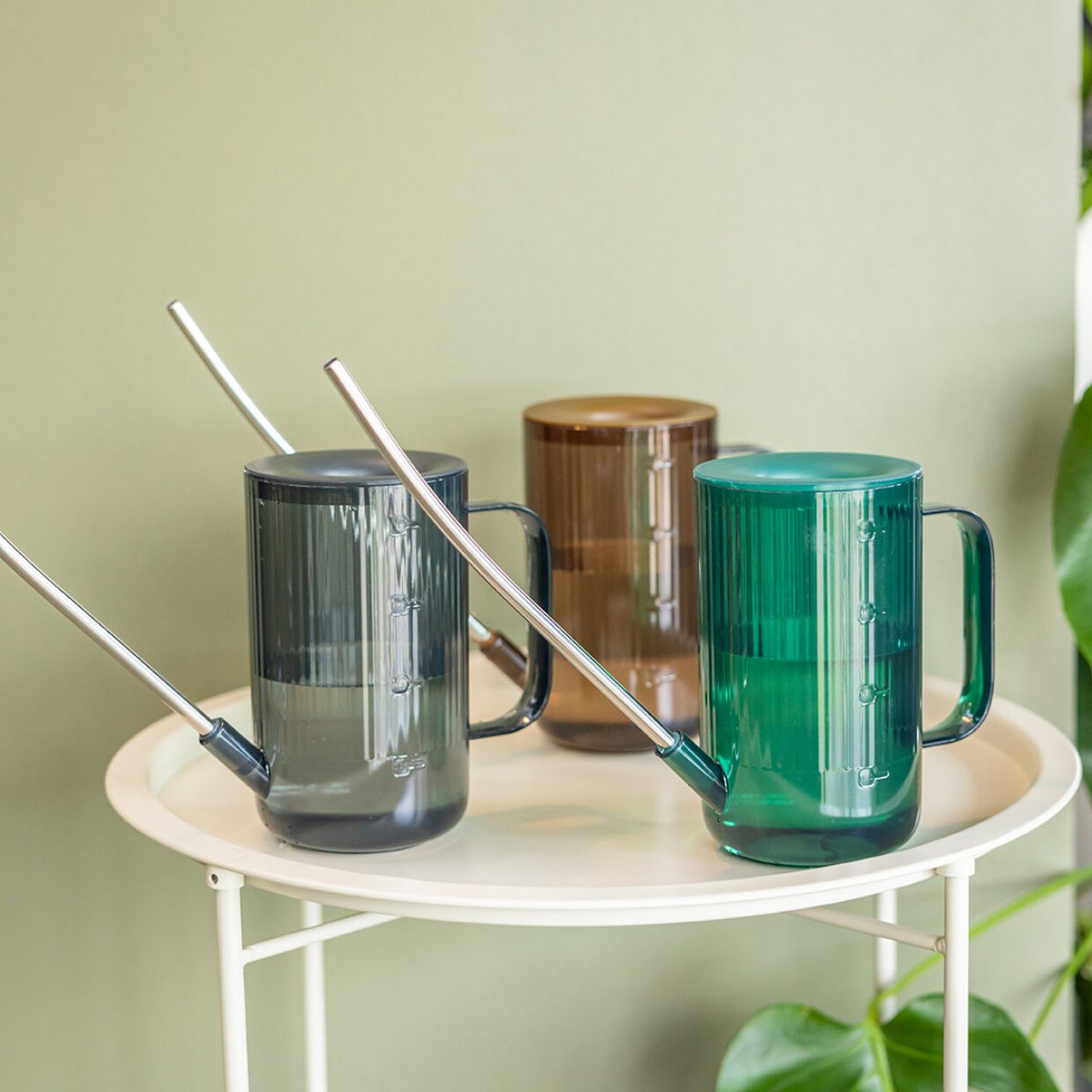 Gerippte Gießkanne – 22 cm – Kunststoff mit Edelstahlauslauf – Grau – Grün – Braun