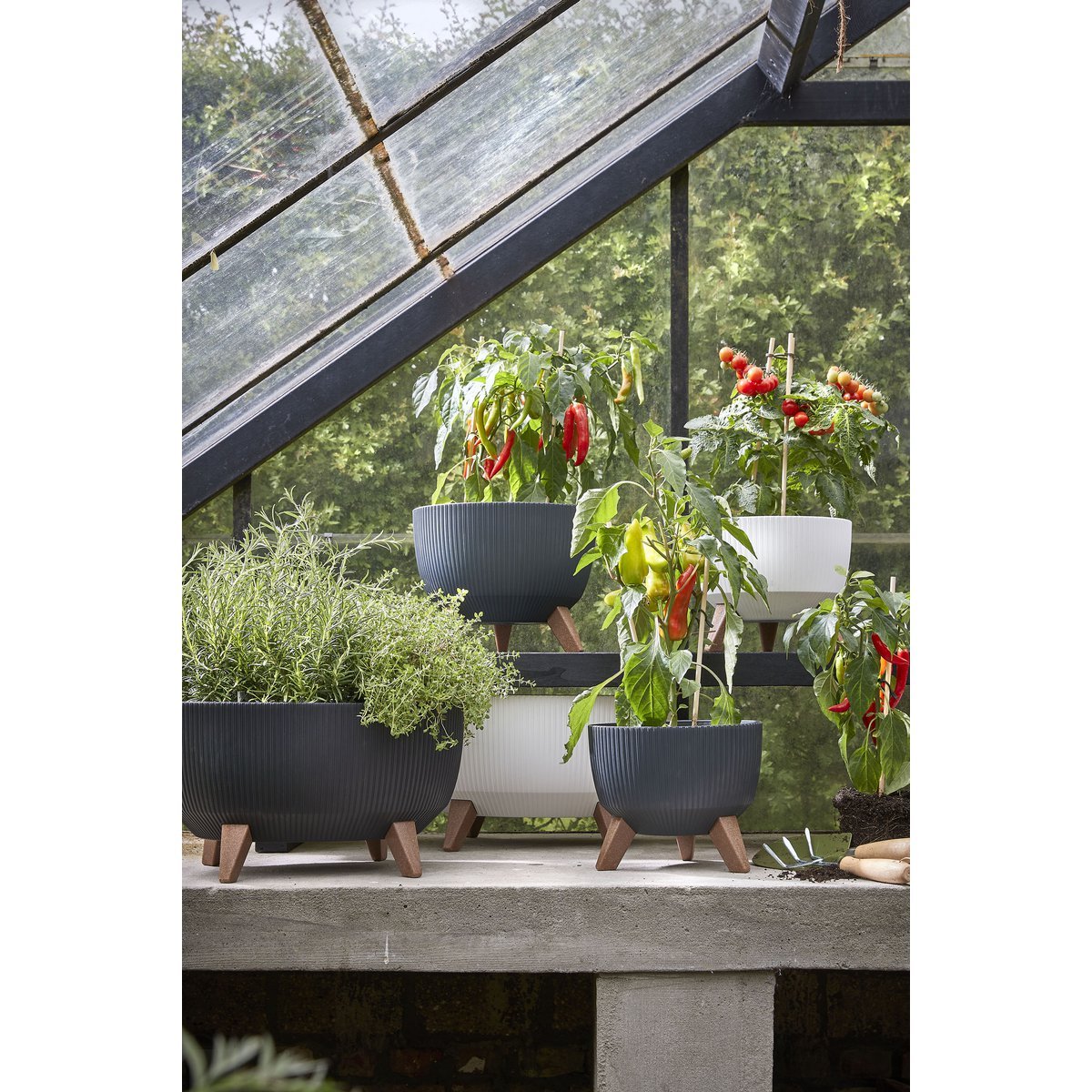 Doppio Blumentopf auf Beinen – H22 x Ø47 cm – recycelter Kunststoff – FSC-Mix – Schwarz