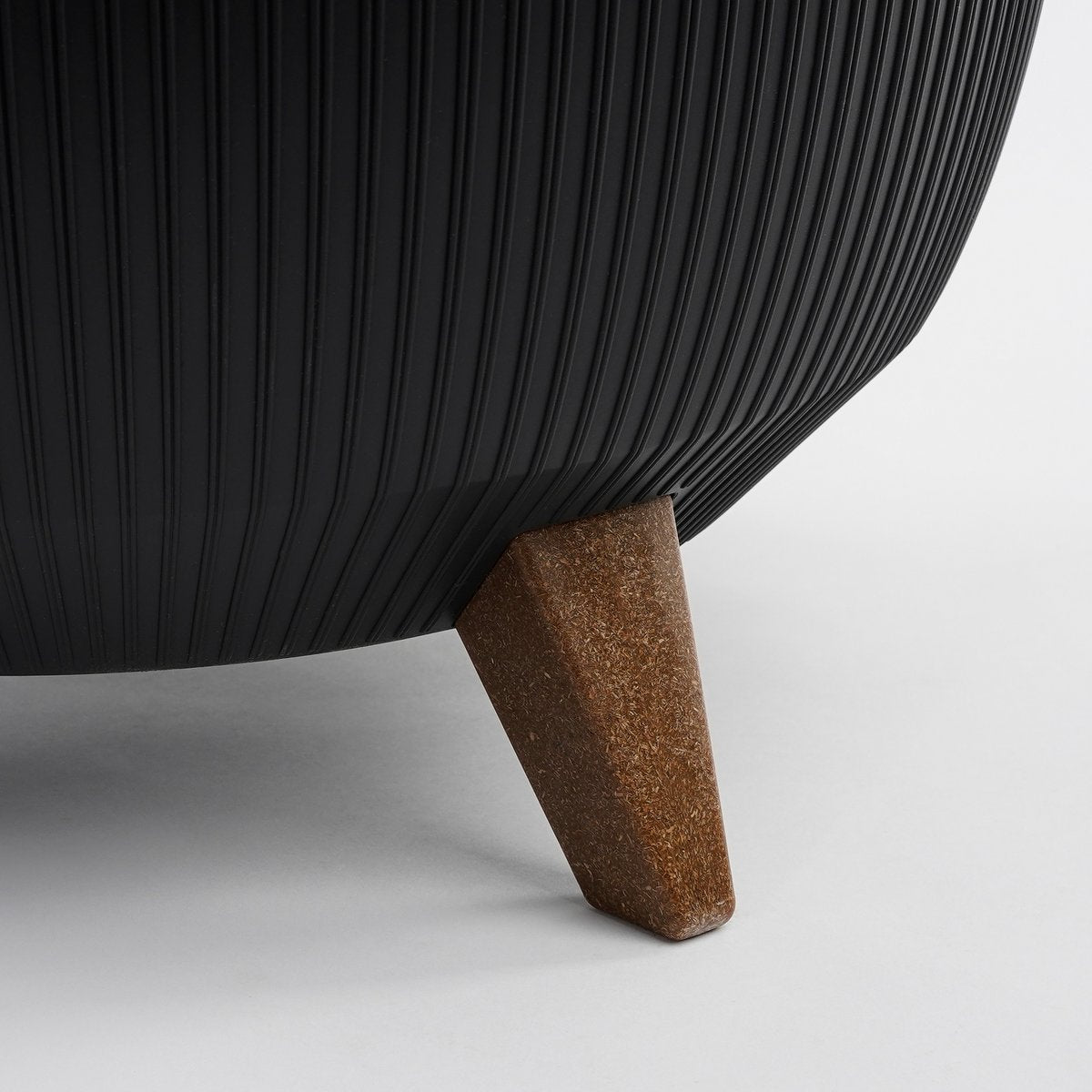 Doppio Blumentopf auf Beinen – H22 x Ø47 cm – recycelter Kunststoff – FSC-Mix – Schwarz