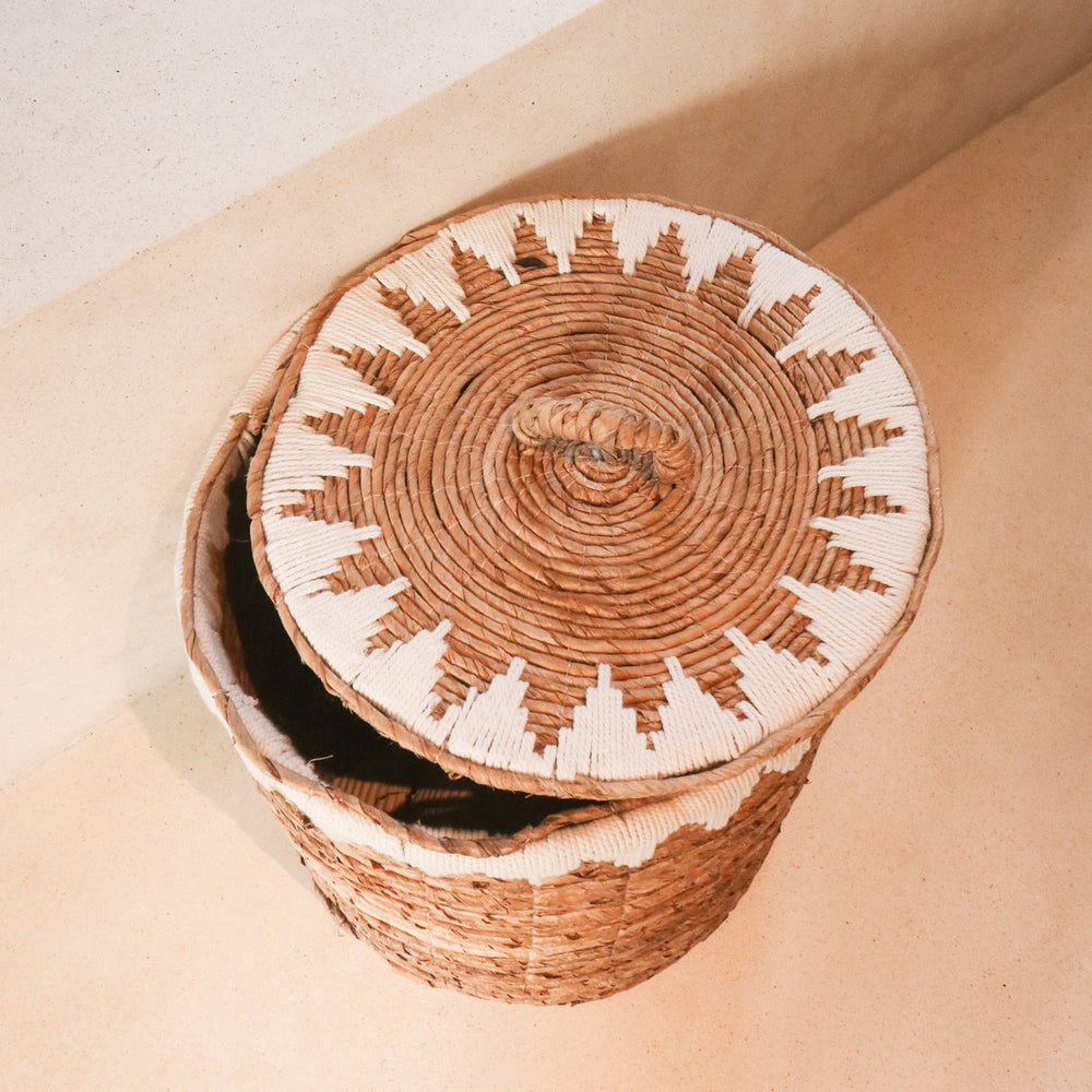 
                      
                        Wäschekorb mit Deckel handgewebt aus Bananenfaser EMPAT Großer dekorativer Wäschekorb mit weißem Baumwoll-Makramee (2 Größen)
                      
                    