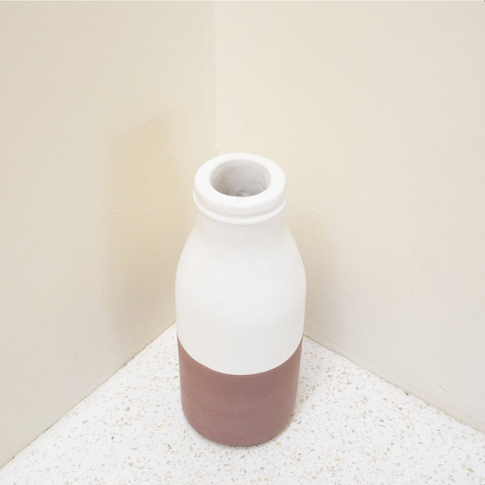 
                      
                        Vase Weiß Braun Kleine dekorative Vase für Trocken- oder Frischblumen, handgegossen aus Ton mit Rattangriff SITU
                      
                    