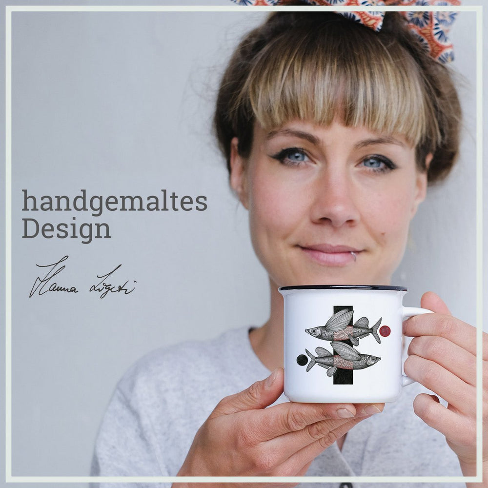 
                      
                        Keramiktasse – Fliegende Fische
                      
                    