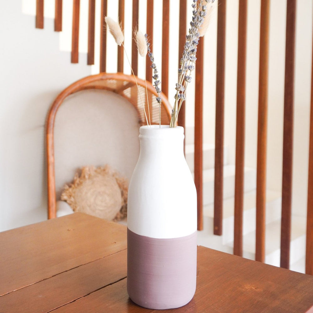 
                      
                        Vase Weiß Braun Kleine dekorative Vase für Trocken- oder Frischblumen, handgegossen aus Ton mit Rattangriff SITU
                      
                    