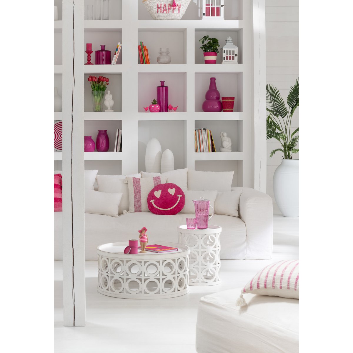 Hohe Flaschenvase aus Glas in zartem Rosé