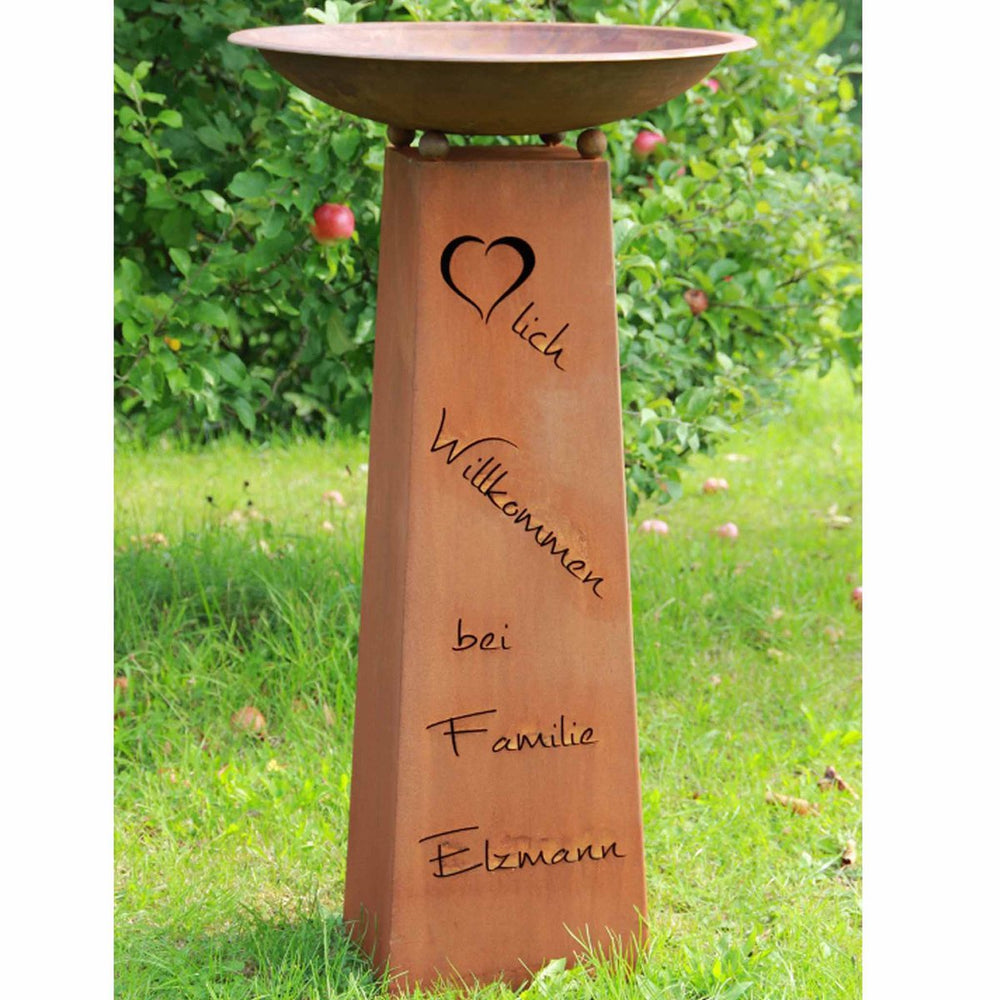 
                      
                        Personalisierbare Edelrost-Säule mit Vogeltränke – Willkommenstafel für den Garten
                      
                    
